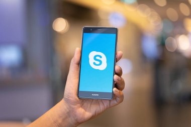 Chiang Mai, Tayland - Ekim 28,2018: dostum Huawei skype apps ile tutarak. Skype parçasıdır Microsoft, video, ses görüşmesi, sohbet mesajları ve daha fazla Skype kullanarak.