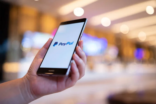 Чіанг Травня Таїланд Сер 2018 Жінка Руки Проведення Huawei Paypal — стокове фото