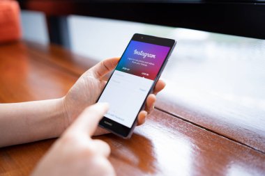 Chiang Mai, Tayland - Şubat 18,2019: Instagram uygulama üstünde belgili tanımlık perde ile Huawei tutan kadın. Bir popüler online sosyal ağ hizmeti Instagram olduğunu.