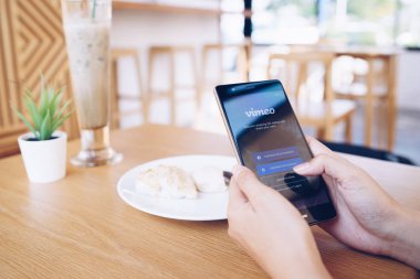 Chiang Mai, Tayland - Ocak 19,2019: Huawei Vimeo ile ekranda tutan kadın. Vimeo içinde kullanıcıların upload, pay ve videoları görüntülemek, bir video paylaşım web sitesidir.