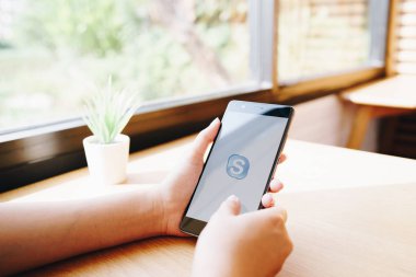 Chiang Mai, Tayland - Ocak 19,2019: Huawei skype apps ile tutan kadın. Skype parçasıdır Microsoft, video, ses görüşmesi, sohbet mesajları ve daha fazla Skype kullanarak.