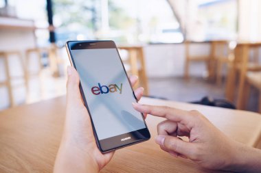 Chiang Mai, Tayland - Ocak 19,2019: ebay apps üstünde belgili tanımlık perde ile Huawei tutan kadın. eBay satın almak ve satmak mal ve hizmetleri İnternet en popüler yollarından biri.