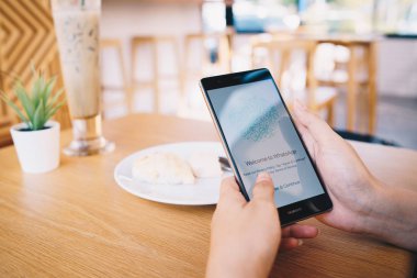 Chiang Mai, Tayland - Ocak 19,2019: Huawei Whatsapp ile tutarak kadınlar haberci üstünde belgili tanımlık perde. Whatsapp Messenger mesaj ve çağrı arkadaşlarınız ve ailenizle izin ücretsiz bir ileti app 's.