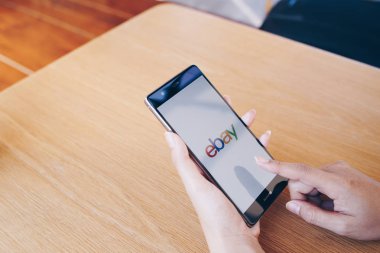 Chiang Mai, Tayland - Ocak 19,2019: ebay apps üstünde belgili tanımlık perde ile Huawei tutan kadın. eBay satın almak ve satmak mal ve hizmetleri İnternet en popüler yollarından biri.
