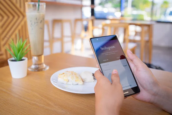 Chiang Mai Tailandia Enero 2019 Mujer Sosteniendo Huawei Con Aplicación — Foto de Stock