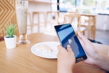 Chiang Mai, Tayland - Ocak 19,2019: Paypal apps üstünde belgili tanımlık perde ile Huawei tutan kadın. PayPal bir online elektronik ödeme sistemidir.