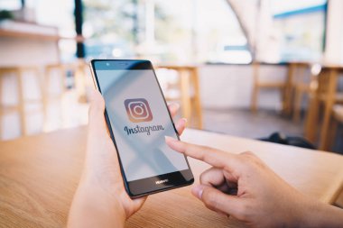 Chiang Mai, Tayland - Ocak 19,2019: Instagram uygulama üstünde belgili tanımlık perde ile Huawei tutan kadın. Bir popüler online sosyal ağ hizmeti Instagram olduğunu.