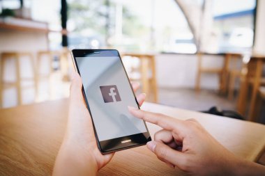 Chiang Mai, Tayland - Ocak 19,2019: facebook app üstünde belgili tanımlık perde ile Huawei tutan kadın. Facebook ücretsiz bir popüler sosyal medya paylaşım ve ağ bilgi için kullanılır.