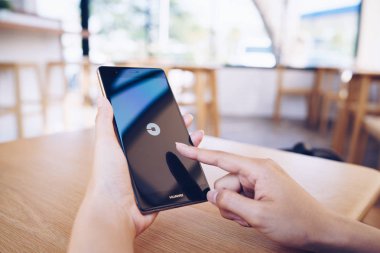Chiang Mai, Tayland - Ocak 19,2019: Huawei Uber apps ile tutan kadın. Uber ararken, arama ve bir taksi veya özel sürücüleri ödeme için smartphone app ulaşım ağıdır.