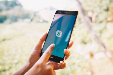 Chiang Mai, Tayland - Ocak 19,2019: Huawei skype apps ile tutan kadın. Skype parçasıdır Microsoft, video, ses görüşmesi, sohbet mesajları ve daha fazla Skype kullanarak.
