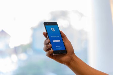 Chiang Mai, Tayland - Ekim 28,2018: dostum Huawei skype apps ile tutarak. Skype parçasıdır Microsoft, video, ses görüşmesi, sohbet mesajları ve daha fazla Skype kullanarak.