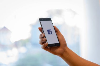 Chiang Mai, Tayland - Ekim 28,2018: adam facebook app üstünde belgili tanımlık perde ile Huawei tutarak. Facebook ücretsiz bir popüler sosyal medya paylaşım ve ağ bilgi için kullanılır.