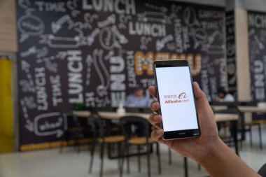 Chiang Mai, Tayland - Ocak 06,2019: alibaba apps üstünde perde ile Huawei tutan adam. Alibabas dünyanın en büyük online ticaret şirketi. Onun üç ana site Taobao, Tmall ve Alibaba.