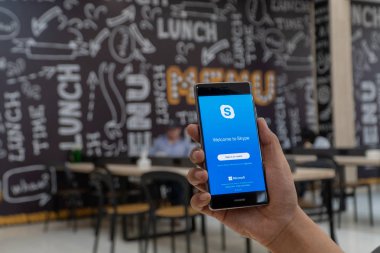 Chiang Mai, Tayland - Ocak 06,2019: dostum Huawei skype apps ile tutarak. Skype parçasıdır Microsoft, video, ses görüşmesi, sohbet mesajları ve daha fazla Skype kullanarak.