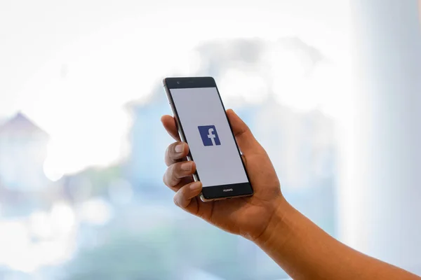 CHIANG MAI, TAILANDIA - 28 de octubre de 2018: Hombre sosteniendo HUAWEI con aplicación de facebook en la pantalla. Facebook es una popular red social gratuita se utilizan para el intercambio de información y redes . —  Fotos de Stock