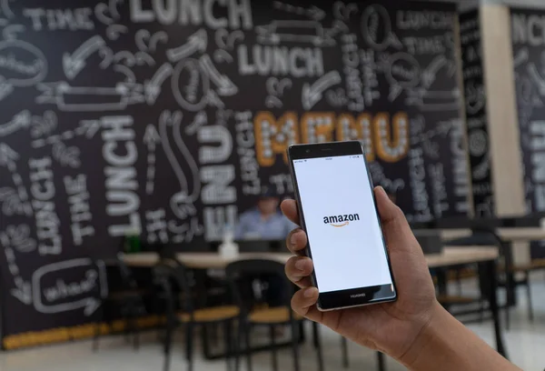 ЧЬЯН-ИЙ (ТАИЛАНД) - 6 июня 2019 года. Amazon - американская компания, занимающаяся международной электронной торговлей. Это крупнейший в мире интернет-ритейлер . — стоковое фото