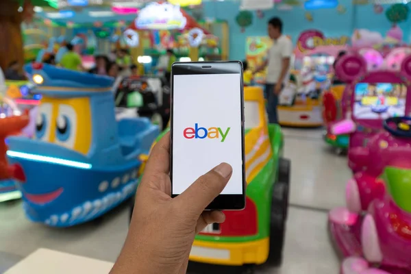 CHIANG MAI, TAILANDIA - ENERO. 06,2019: Hombre sosteniendo HUAWEI con aplicaciones de eBay en la pantalla. eBay es una de las maneras más populares de comprar y vender mercancías y servicios en el Internet . — Foto de Stock
