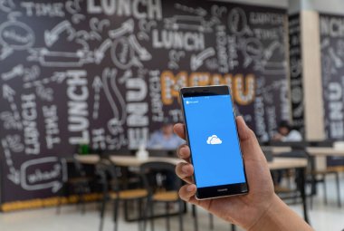 Chiang Mai, Tayland - Ocak 06,2019: dostum Huawei Onedrive ile ekran üzerinde tutarak. Microsoft Onedrive barındırma sağlar kullanıcılar dosyaları eşitleme hizmeti bir dosyadır.
