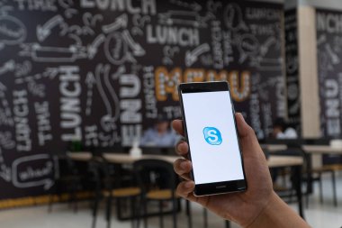Chiang Mai, Tayland - Ocak 06,2019: dostum Huawei skype apps ile tutarak. Skype parçasıdır Microsoft, video, ses görüşmesi, sohbet mesajları ve daha fazla Skype kullanarak.