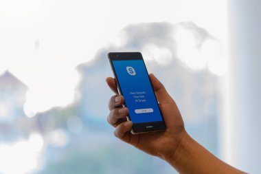 Chiang Mai, Tayland - Ekim 28,2018: dostum Huawei gökyüzü ile tutarak