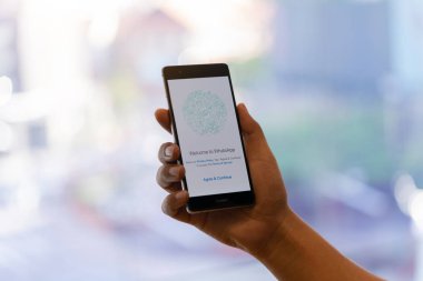 Chiang Mai, Tayland - Ekim 28,2018: Whatsapp messenger üstünde belgili tanımlık perde ile Huawei tutan adam. Whatsapp Messenger mesaj ve çağrı arkadaşlarınız ve ailenizle izin ücretsiz bir ileti app 's.
