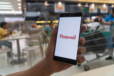 Chiang Mai, Tayland - Ocak 06,2019: Huawei Cep telefonu ile Pinterest apps oturum açma ekranında tutan adam. Onların ilginç şeyler pin izin veriyor bir online pinboard Pinterest olduğunu.