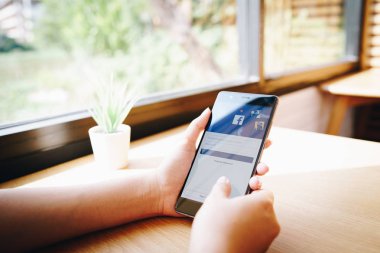Chiang Mai, Tayland - Ocak 19,2019: facebook app üstünde belgili tanımlık perde ile Huawei tutan kadın. Facebook ücretsiz bir popüler sosyal medya paylaşım ve ağ bilgi için kullanılır.