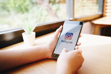 Chiang Mai, Tayland - Ocak 19,2019: Instagram uygulama üstünde belgili tanımlık perde ile Huawei tutan kadın. Bir popüler online sosyal ağ hizmeti Instagram olduğunu.