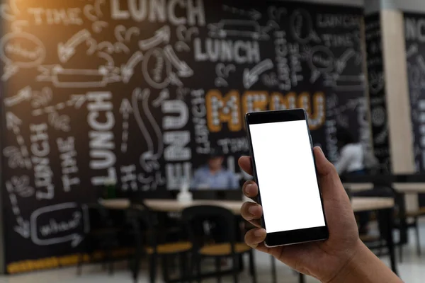 Hombre sosteniendo teléfono inteligente con pantalla en blanco. teléfono móvil de pantalla en blanco para pantalla gráfica montage.empty espacio de copia para la publicidad — Foto de Stock