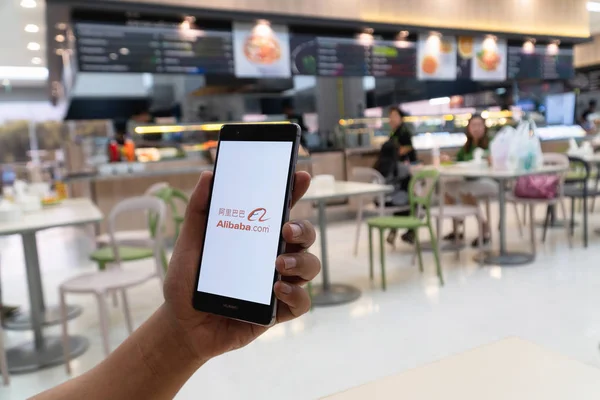 CHIANG MAI, TAILANDIA - ENERO. 06,2019: Hombre sosteniendo HUAWEI con aplicaciones de alibaba en la pantalla. Alibabas la compañía de comercio online más grande del mundo. Sus tres principales sitios Taobao, Tmall y Alibaba . — Foto de Stock