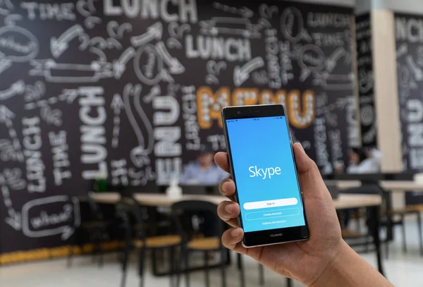 Чіанг травня, Таїланд - січня 06,2019: людина тримає Huawei з skype додатків. Skype є частиною Microsoft, можна зробити відео-, дзвінки, chat повідомлень і зробити набагато більше за допомогою Skype. — стокове фото