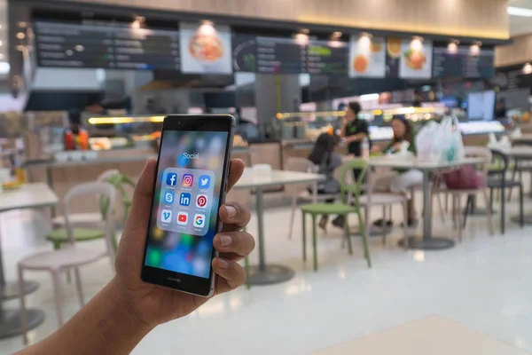 CHIANG MAI, THAILAND - JAN. 06,2019: Man holding HUAWEI with icons of social media on the screen. Social media are most popular tool. Smartphone lifestyle. Starting social media app. — Stock Photo, Image