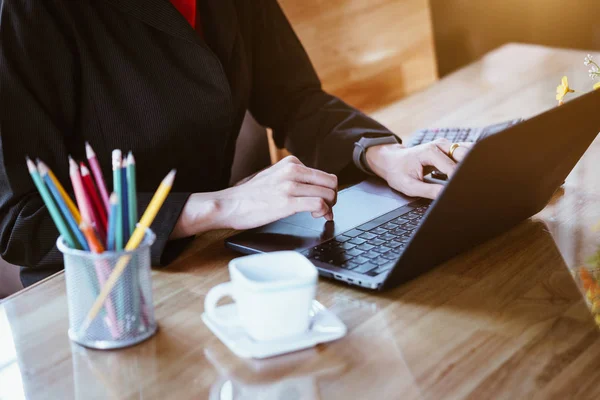 Mujer de negocios manos escribiendo en el teclado del portátil en la mesa en la oficina. Concepto de tecnología empresarial . — Foto de Stock