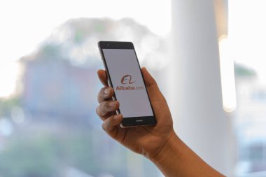 Chiang Mai, Tayland - 28 Ekim 2018: Ekranda alibaba uygulamaları ile Huawei tutan adam. Alibaba dünyanın en büyük online ticaret şirketidir. Bu üç ana siteleri Taobao, Tmall ve Alibaba olduğunu.