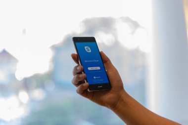 Chiang Mai, Tayland - Ekim 28,2018: dostum Huawei skype apps ile tutarak. Skype parçasıdır Microsoft, video, ses görüşmesi, sohbet mesajları ve daha fazla Skype kullanarak.