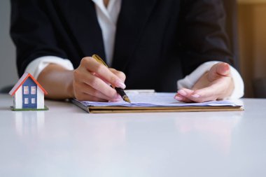 Emlakçı imzalamak nereye gösteren belge üzerinde işaret kalemi kullanın. Satın alma ev için bir kağıt belge imzalama. Gayrimenkul, ev kredisi ve sigorta kavramı