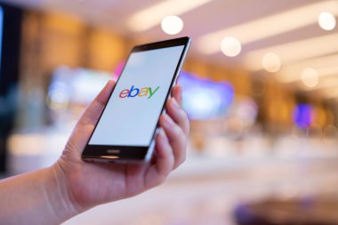Chiang Mai, Tayland - Ağustos 03,2018: ebay apps üstünde belgili tanımlık perde ile Huawei holding kadın eller. eBay satın almak ve satmak mal ve hizmetleri İnternet en popüler yollarından biri.