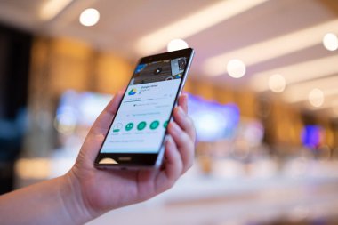 Chiang Mai, Tayland - 03 Ağustos 2018: Ekranda Google Drive uygulamaları ile Huawei tutan kadın elleri. Google Drive, Google'ın dosyaları çevrimiçi depolamanızı sağlayan ücretsiz bir hizmetidir.