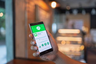 Chiang Mai, Tayland-Haziran 09, 2018: adam holdıng Huawei Line uygulamaları ile ekranda. Line ücretsiz sesli aramalar yapmak ve ücretsiz mesajlar göndermek için izin veren yeni bir iletişim uygulamasıdır.