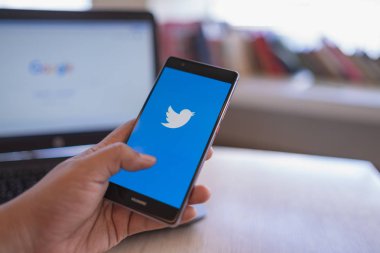 Chiang Mai, Tayland - Haziran 03,2018:: Twitter app üstünde belgili tanımlık perde ile Huawei tutan adam el. Twitter bir online haber ve kullanıcıların posta ve mesajları ile etkileşim sosyal ağ hizmeti olduğunu.