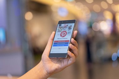 Chiang Mai, Tayland - Ekim 28,2018: Huawei Cep telefonu ile Pinterest apps oturum açma ekranında tutan adam. Onların ilginç şeyler pin izin veriyor bir online pinboard Pinterest olduğunu.