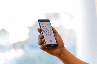 Chiang Mai, Tayland-Ekim 28, 2018: adam tutan Huawei Taobao uygulamaları ekranda. Taobao bir Çin online alışveriş Alibaba grup bir yan kuruluşudur dünyanın en büyük e-ticaret Web.