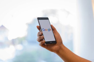 Chiang Mai, Tayland-Ekim 28, 2018: adam tutan Huawei ekranda Google arama ile. Google dünyanın en büyük Internet arama motoru ve online reklam teknolojileri.