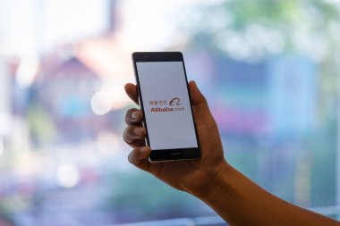 Chiang Mai, Tayland - Ekim 28,2018: alibaba apps üstünde perde ile Huawei tutan adam. Alibabas dünyanın en büyük online ticaret şirketi. Onun üç ana site Taobao, Tmall ve Alibaba.