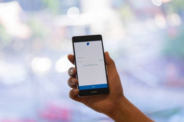 Chiang Mai, Tayland - Ekim 28,2018: dostum Paypal apps üstünde belgili tanımlık perde ile Huawei tutarak. PayPal bir online elektronik ödeme sistemidir.