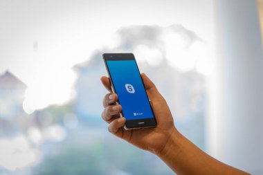 Chiang Mai, Tayland - Ekim 28,2018: dostum Huawei skype apps ile tutarak. Skype parçasıdır Microsoft, video, ses görüşmesi, sohbet mesajları ve daha fazla Skype kullanarak.
