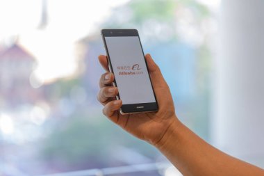 Chiang Mai, Tayland - Ekim 28,2018: alibaba apps üstünde perde ile Huawei tutan adam. Alibabas dünyanın en büyük online ticaret şirketi. Onun üç ana site Taobao, Tmall ve Alibaba.