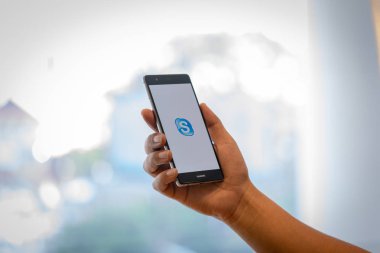 Chiang Mai, Tayland - Ekim 28,2018: dostum Huawei skype apps ile tutarak. Skype parçasıdır Microsoft, video, ses görüşmesi, sohbet mesajları ve daha fazla Skype kullanarak.