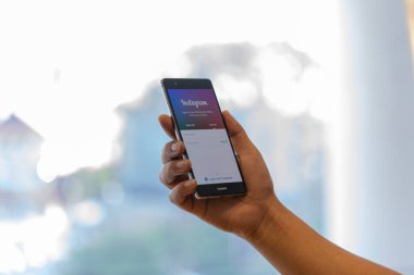 Chiang Mai, Tayland - Ekim 28,2018: dostum Huawei Instagram uygulama üstünde belgili tanımlık perde ile tutarak. Bir popüler online sosyal ağ hizmeti Instagram olduğunu.