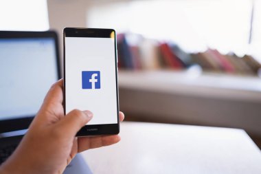 Chiang Mai, Tayland-Haziran 03, 2018: adam tutan Huawei Facebook uygulaması ile ekranda. Facebook popüler bir ücretsiz sosyal medya bilgi paylaşımı ve ağ için kullanılır.
